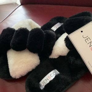 Jen & Co two tone slippers. Size Lg